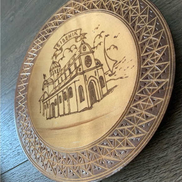 Wooden Decorative Plate with Šibenik Design - Picture 3 of 7